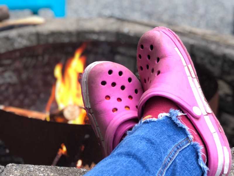 Pink Crocs can be a choice for confident guy