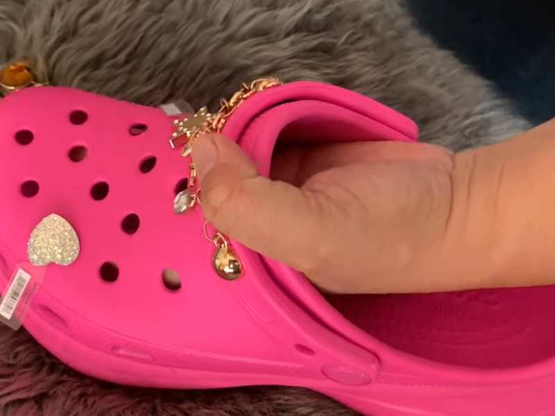 To increase the size of the entrance, pinch and fold the top part of the Croc.