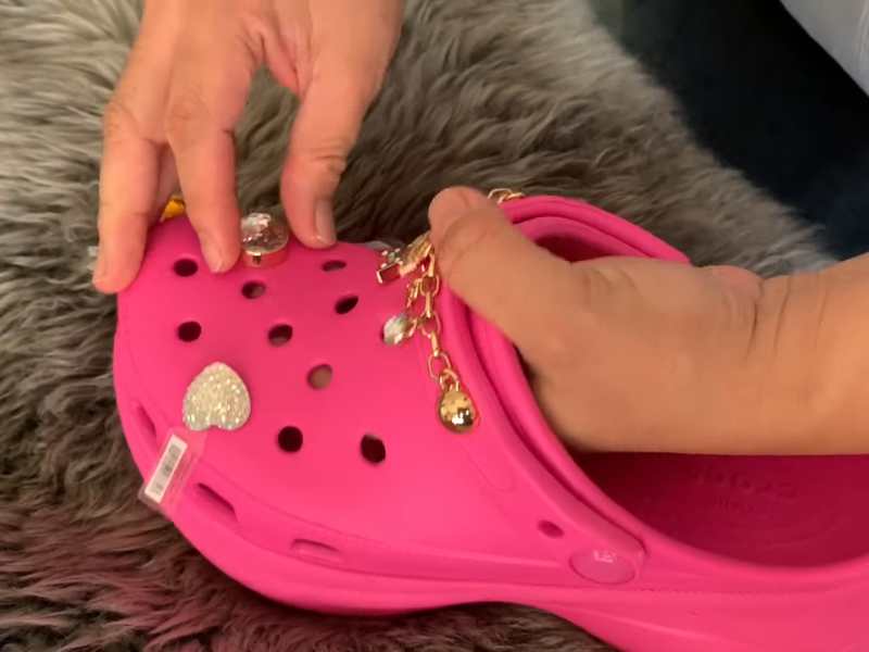 how to put jibbitz on crocs(2)