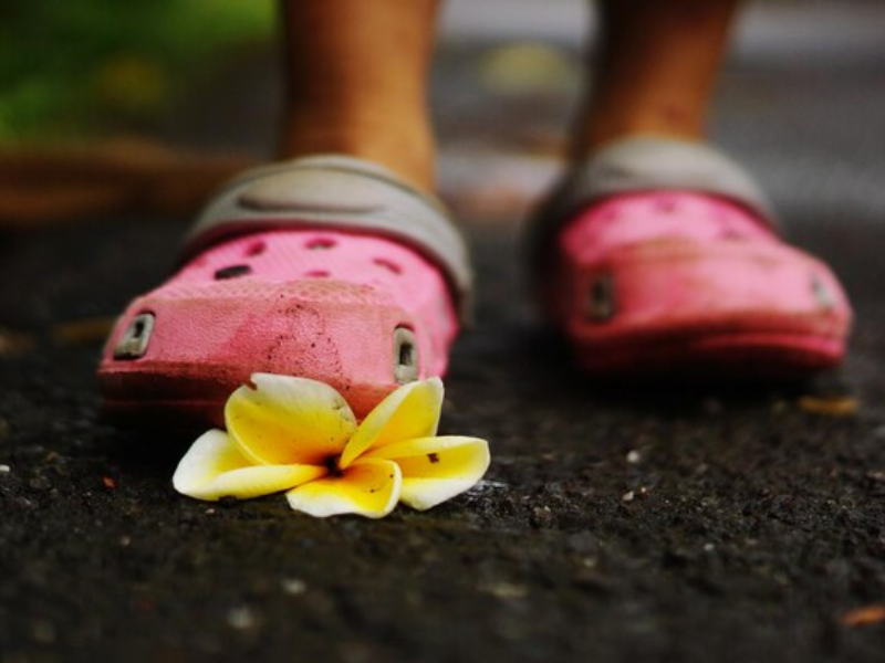 are crocs good for walking