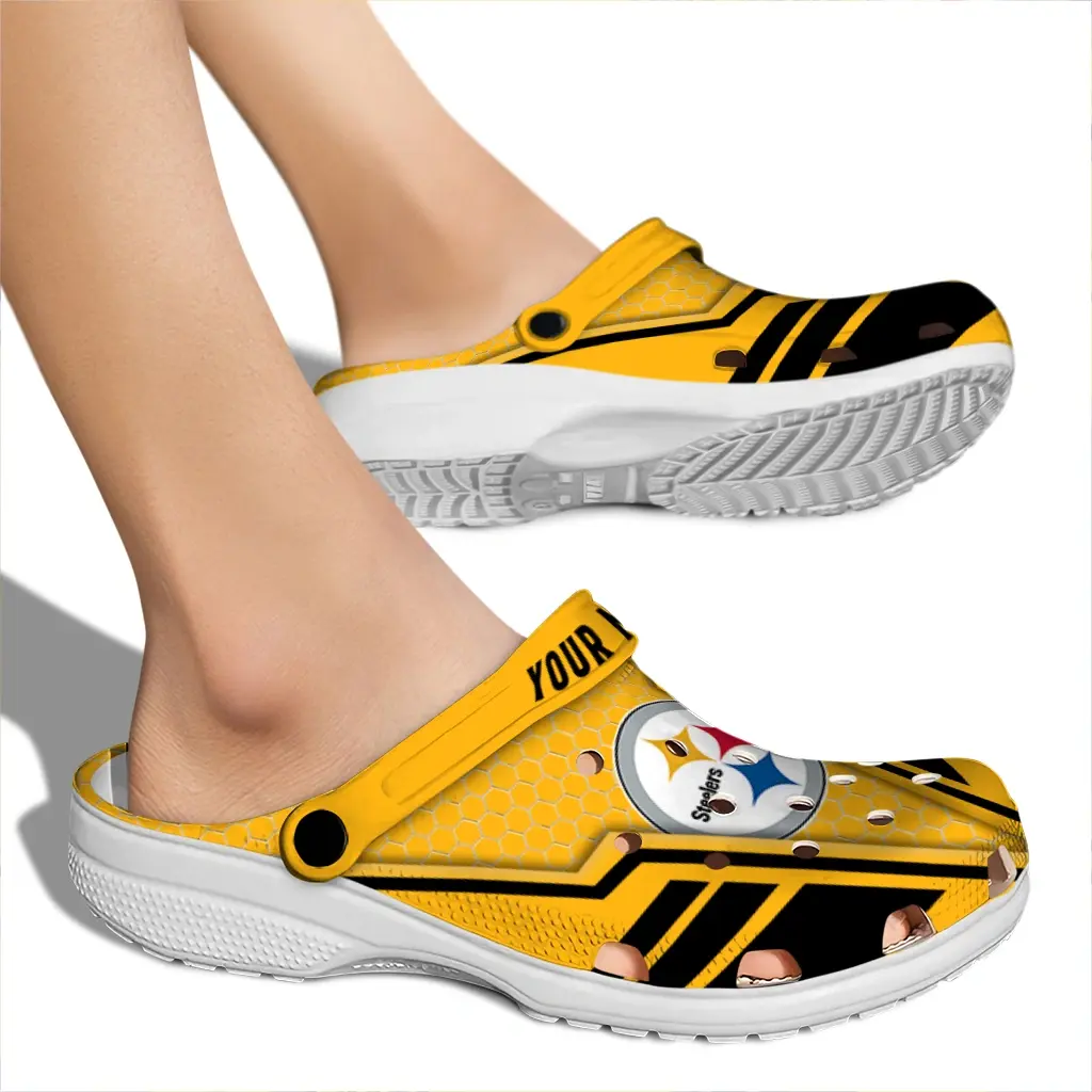 pittsburgh-steelers-clog-customized-hexagon-shield-gold-fashion-forward-1-1.webp